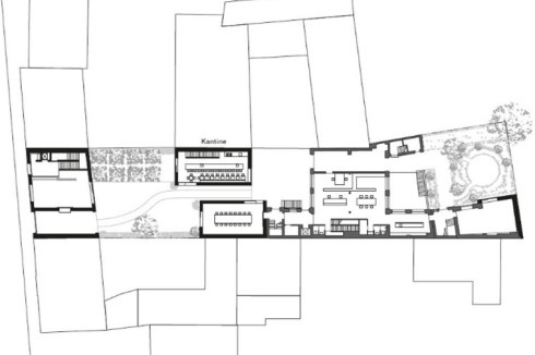 Ein viergeschossiger Neubau schliesst den Block, weitere Volumen unterschiedlicher Höhe sind in den Hof gesetzt.<br />