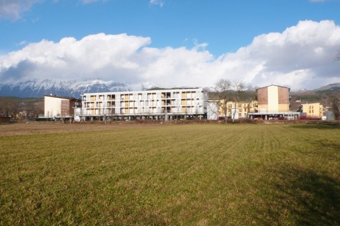 ... doch das öffentliche Leben bleibt zerstört.Im Bild die Siedlung Paganica.<br />