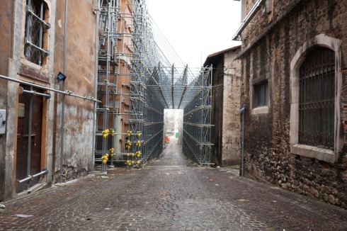 ... ist seither weitgehend zerstört. Das Zentrum ist notdürftig abgesichert, bleibt aber Geisterstadt.<br />