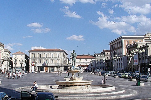 Der öffentliche Raum der Abruzzen-Hauptstadt (hier die Piazza del Duomo vor dem Erdbeben) ...<br />