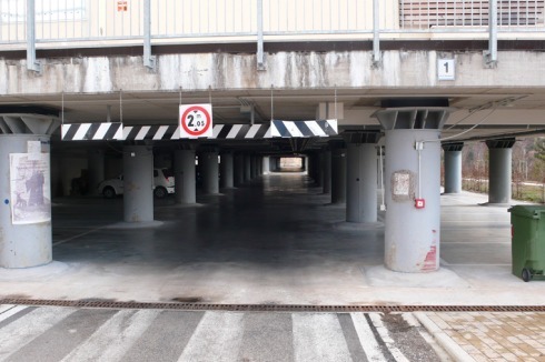 Dieser "Rütteltisch" aus Beton bewahrt die Neubauten vor dem Einstürzen bei einem weiteren Beben.<br />