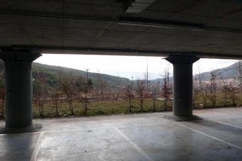 Das Luftgeschoss kann allerdings nur zum Parken genutzt werden. Brutaler und gesichtsloser kann man sich erdbebensichere Architektur kaum vorstellen.<br />