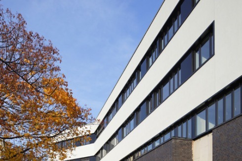 ... gegen einen Klinkersockel, Fensterbänder und eine gleichmäßige Putzfläche.<br />