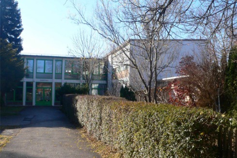 Die Grundschule im bayerischen Riemerling wurde in zwei Baubschnitten 1950 und 1960, ...<br />
