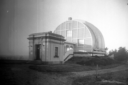 Das Hamburger Meridiankreisgebäude auf dem Gojenberg wurde 1912 errichtet und gilt als Symbol für den Übergang von Astronomie zur Astrophysik.<br />