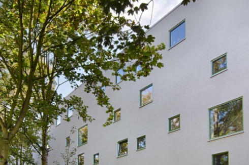 Die Nordfassade wird mittels unregelmäßig angeordneter Fenster gestalterisch aufgebrochen.<br />