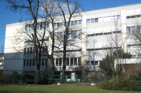 Die Münchner Berufsoberschule für Sozialwesen wurde 1960 von Fred Angerer als Kontoristinnenschule gebaut.<br />
