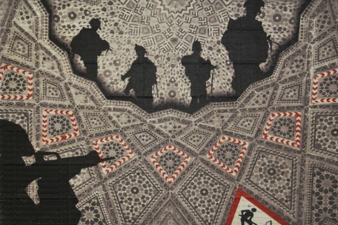 "Men at Work" (Ausschnitt). Der saudi-arabische Künstler Abdulnasser Gharem setzt das Ornament mit extremen Motiven wie Soldaten in Kontrast.<br />