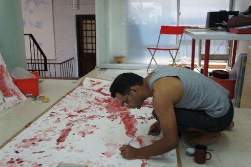 Imran Qureshis Arbeiten muten aus der Ferne an wie ein blutbeflecktes Schlachtfeld.<br />