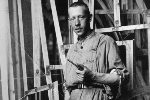 Mit 14 Jahren riss der Ingenieurssohn Tatlin von Zuhause aus und arbeitete als Schiffsjunge auf einem Dampfer (im Bild: Vladimir Tatlin vor dem Modell des Denkmals der III. Internationale, 1920).<br />
