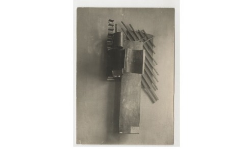 Plastisch im Raum positioniert: Tatlin entwickelte mit seinen Assemblagen eine neue Kunstgattung und prägte die Epoche der russichen Avantgarde (Eck-Konterrelief, 1916).<br />