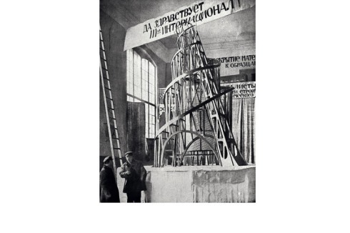 In einer gebauten Synthese aus Architektur, Bildhauerei und Malerei sollte die 400 Meter hohe „Weltmaschine“ Moderne und Revolution widerspiegeln (Tatlin mit Assistent vor dem Modell des Denkmals, Petrograd 1920).<br />