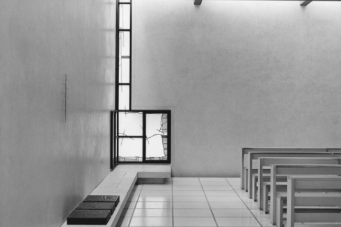 Im Inneren ist der Kirchenraum mit einer Kassettendecke aus Sichtbeton überspannt.<br />