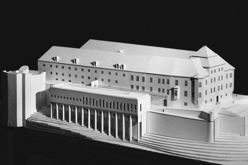1987-92: In Zusammenarbeit mit Karl-Heinz Schmitz restauriert Karljosef Schattner das 30 km von Eichstätt entfernt liegende ehemalige fürstbischöfliche Schloss Hirschberg. Der neue Trakt ...<br />