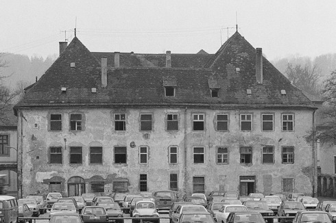 Das alte Waisenhaus an der Eichstätter Ostenstraße, das bis ins 16. Jahrhundert zurückreicht, wäre beinahe abgebrochen worden. 1985-88 baute Schattner es zum Institutsgebäude für Psychologie und Journalistik um.<br />