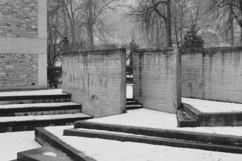 ... und interpretieren die benachbarten Fachwerkhäuser auf eigene Art: die Tragkonstruktion aus Beton bleibt sichtbar.<br />