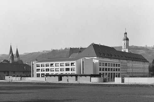 Der Neubau des Bischöflichen Seminars (1981-84) bezieht sich axial auf den Südtrakt des Altbaus aus dem 17. Jahrhundert und schließt das Ensemble zur Flußaue ab.<br />