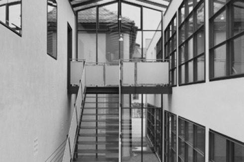 In den Nahtstellen zwischen den Baukörpern hat Schattner Treppenhallen angeordnet.<br />