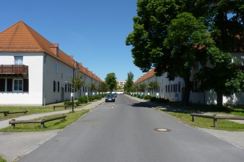 Die Arbeiterquartiere wurden nach Plänen der Architekten Herbert Rimpl und Walter Tralau im klassischen Zeilenbau angelegt.<br />