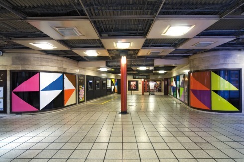 Das Dreieck ist ein häufig wiederkehrendes Element: "All day long", Installationsansicht, Piccadilly Circus, London Underground, 2006 ...<br />
