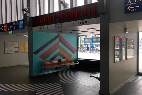 Noch bis 9. September 2012: "La Jetée", Kunststation im Hauptbahnhof Wolfsburg; "Don’t look now", Städtische Galerie Wolfs­burg<br /><a href="http://www.staedtische-galerie-wolfsburg.de" >www.staedtische-galerie-wolfsburg.de</a><br />
