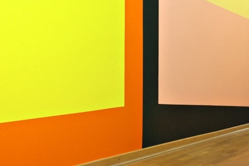 Bezieht den leicht abfallenden Boden mit ein: "Im Flur", Wandmalerei, Städtische Galerie Wolfsburg, 2012<br />