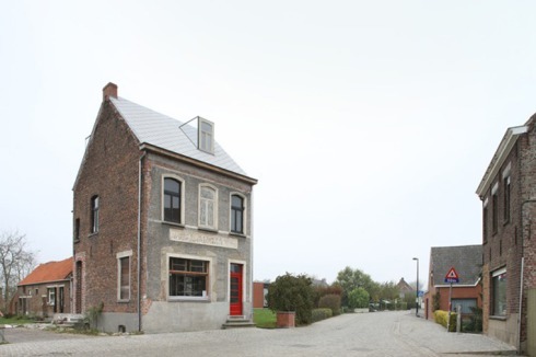Die Straßenfassade.<br />