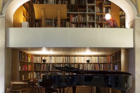 ... mit einer 9 meter hohen Bibliothek im Kern.<br />