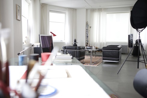 ... LC2 mit Beistelltisch von Eileen Gray, CD statt Vinyl. Wir befinden uns in der Wohnung von:<br />