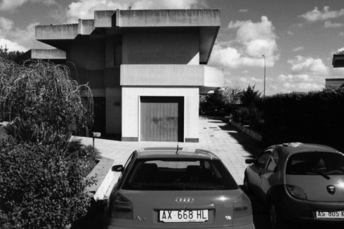 2001 baute Maria Giuseppina Grasso Cannizzo für ein Ehepaar unter dem Titel SPR ein bestehendes Einfamilenhaus in Ragusa auf Sizilien um.<br />