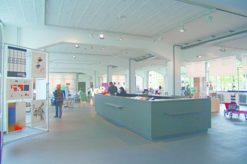 Neben Informationstafeln zur Stadt- und Gebäudegeschichte gibt es im Werkstattflügel einen Designshop mit "Familienbereich".<br />