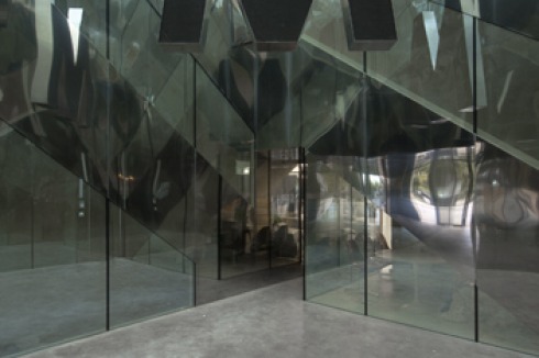 ... in dem ein surreales Riesenmobile das Wort "ROOM" buchstabiert.<br />