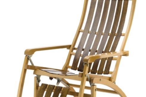 1936: Liegestuhl „Siesta“. Entwurf: Hans Luckhardt, Holz massiv, Sperrholz<br />