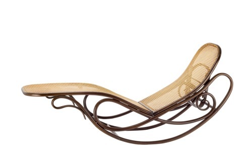 1880-83: Schaukelliege 7500. Entwurf: wohl August Thonet, Buche massiv, gebogen; Rohrgeflecht<br />