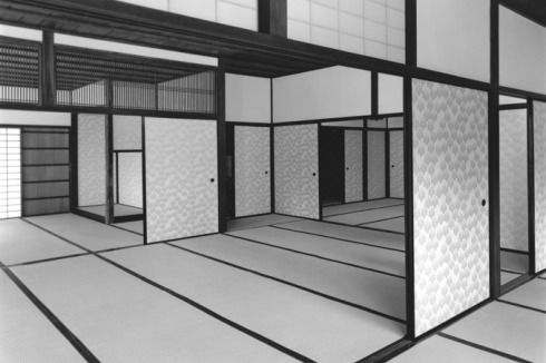 Der Fotograf Ishimoto Yasuhiro wurde 1921 in den USA als Sohn japanischer Eltern geboren. 1953 reiste er nach Japan, um Details für die Ausstellung "Das japanische Haus" im MoMA zu fotografieren.<br />