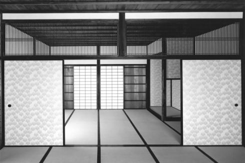 Villa Katsura: zentraler Raum des Hauptgebäudes. Gebaut wurde die Anlage ab 1620 von Prinz Toshihito, einem jüngeren Bruder des Kaisers Goyozei, am Katsura‐Fluß westlich von Kyoto.<br />