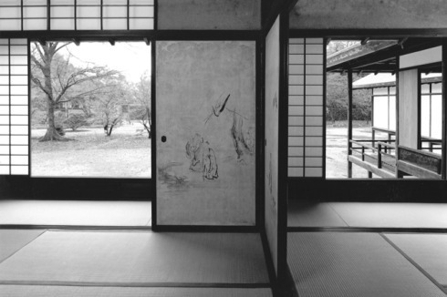 Alle Fotos sind der Ausstellung „Die kaiserliche Villa Katsura. Fotografien von Ishimoto Yasuhiro“ entnommen und noch bis zum 22. März im Bauhaus-Archiv Berlin zu sehen.<br /><a href="http://www.bauhaus.de/aktuelles/ausstellungen.html#c2766" >www.bauhaus.de</a><br />