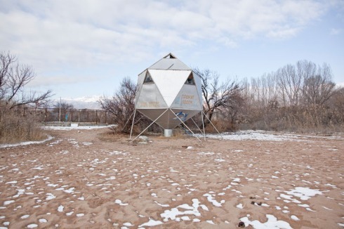 Ein Kind des Sputnik-Zeitalters: Bootsverleih der Ferienanlage am Issyk-Kul-See in Kirgisistan.<br />