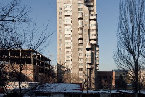 Obgleich zentral gesteuert, gibt es es auch experimentelle Wohngebäude, wie diesen Wohnturm in Bishkek (Kirgisistan) ...<br />