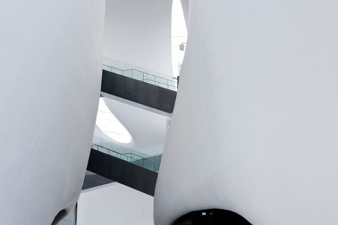 ... erinnert an das Gewebe einer Zelle. Unklar ist, wie das Museum Bilder an die Wände hängt.<br />