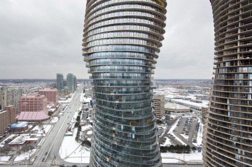 ... stapeln MAD in einer Vorstadt von Toronto 56 bzw. 50 Stockwerke rotierend zu einem Wohnturm übereinander.<br />