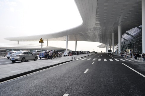 Für das futuristisch anmutende, 1,5 km lange Terminal 3 des Italieners entwickelten die Ingenieure aus Stuttgart...<br />