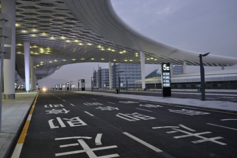 Terminal 3 des "Bao`an International Airport" wurde am 28. November 2013 eröffnet - nach nur fünf Jahren Planungs- und Bauzeit.<br />