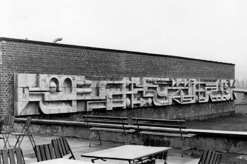 Rudolf Sitte und Dieter Graupner: Reliefwand, Beton, an der Umformerstation der Hochschule in Ilmenau, 1973<br />
