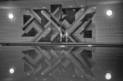 Friedrich Kracht: Keramikwand für das Schwimmbad des Hotels "Dresdner Hof" in Dresden, 1988<br />