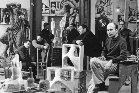 Die Künstler Rudolf Sitte, Vinzenz Wanitschke, Karl-Heinz Adler, Dieter Graupner, Siegfried Schade, Johannes Peschel, Egmar Ponndorf und Friedrich Kracht im Atelierhaus der Produktionsgenossenschaft „Kunst am Bau“<br />