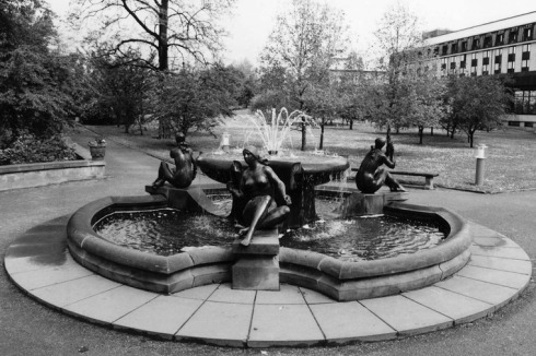 Vinzenz Wanitschke: "Drei Grazien", Brunnen am Hotel Bellevue in Dresden, 1984<br />