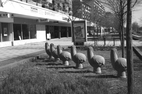 Dieter Graupner: Hühner aus Beton für den Spielplatz in Cottbus, 1988<br />