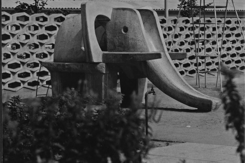 Rutsch- und Kletterelefant aus 14 Beton-Einzelteilen, 1965<br />