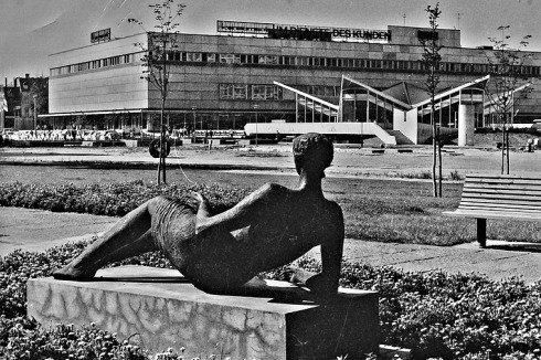 Johannes Peschel: "Liegende", Bronze, für das Stadtzentrum in Cottbus, 1968<br />